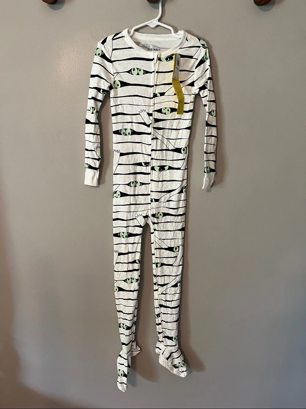 New! Old Navy Glow in the dark Mummy Footed Pajamas Unisex size 5T Halloween 🎃